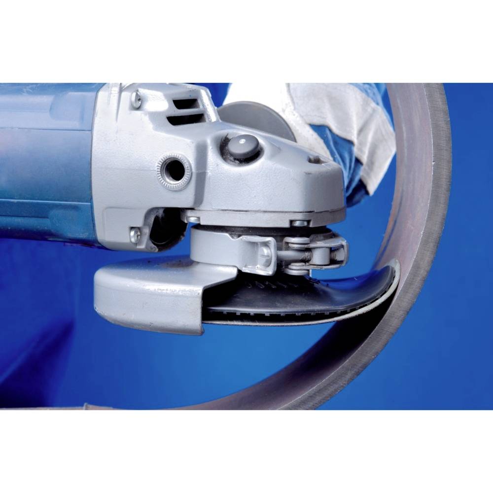 Une personne utilise un meuleuse d'angle pour rectifier un bord métallique. Des vêtements de protection et un fond bleu sont visibles.