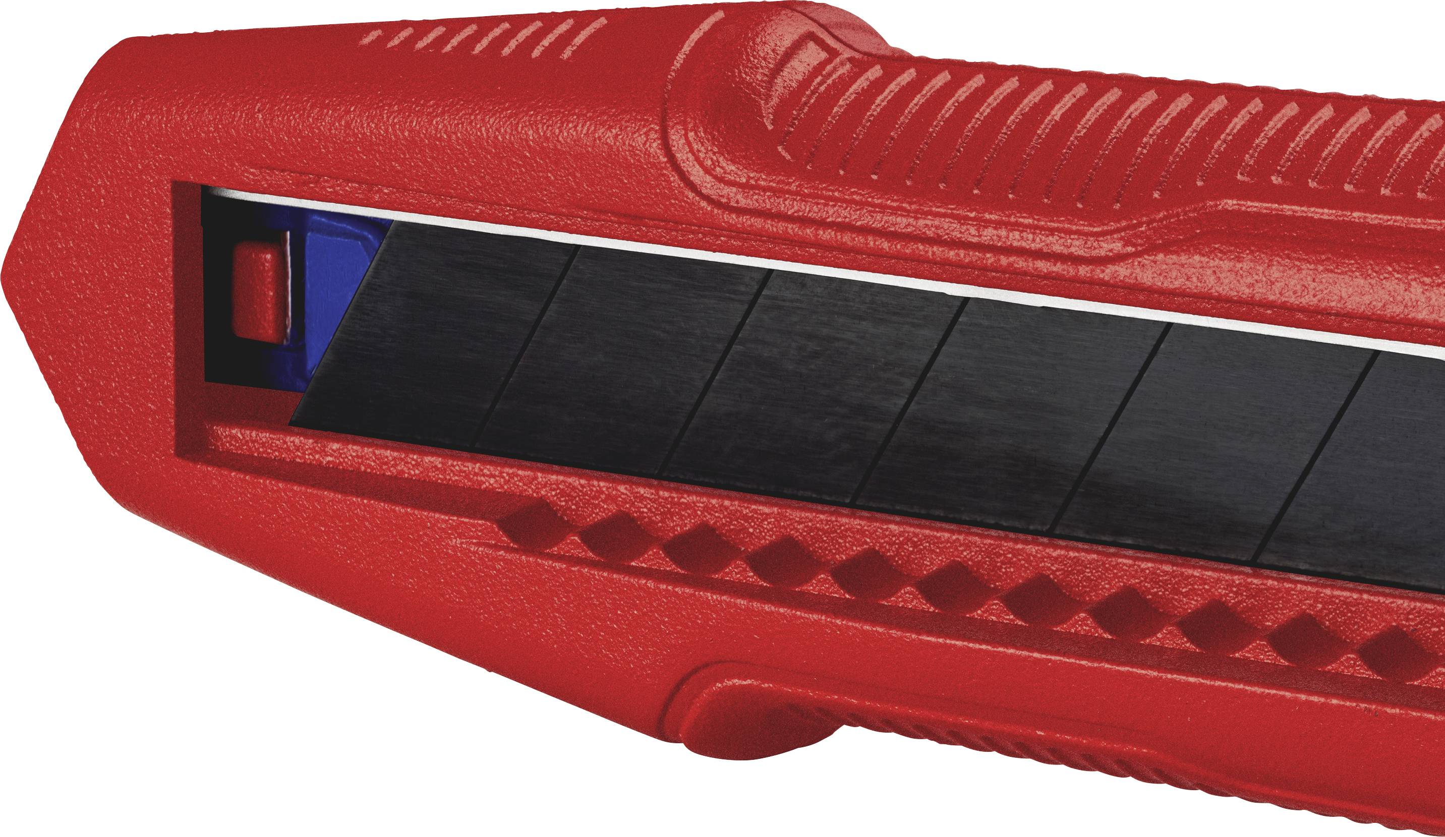 Un cutter rouge, partiellement visible, montre la lame noire et un mécanisme de sécurité bleu.