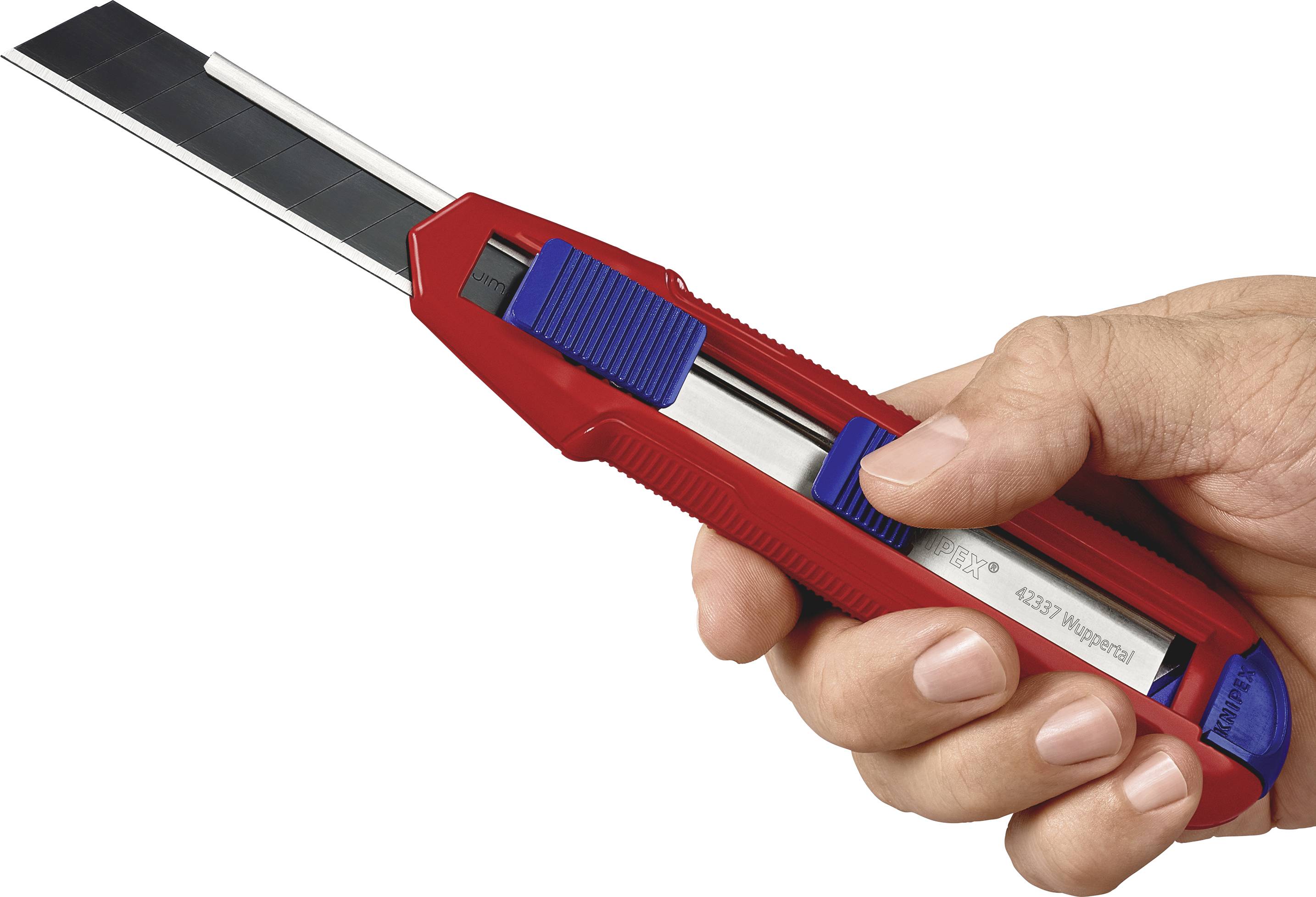 Gros plan sur une main tenant un cutter rouge.