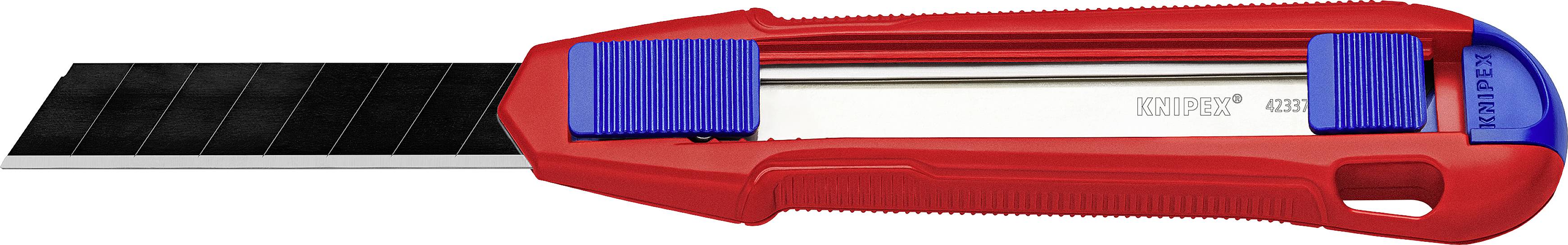 Un cutter à tapis rouge avec une lame sortie et des poignées bleues, en gros plan.