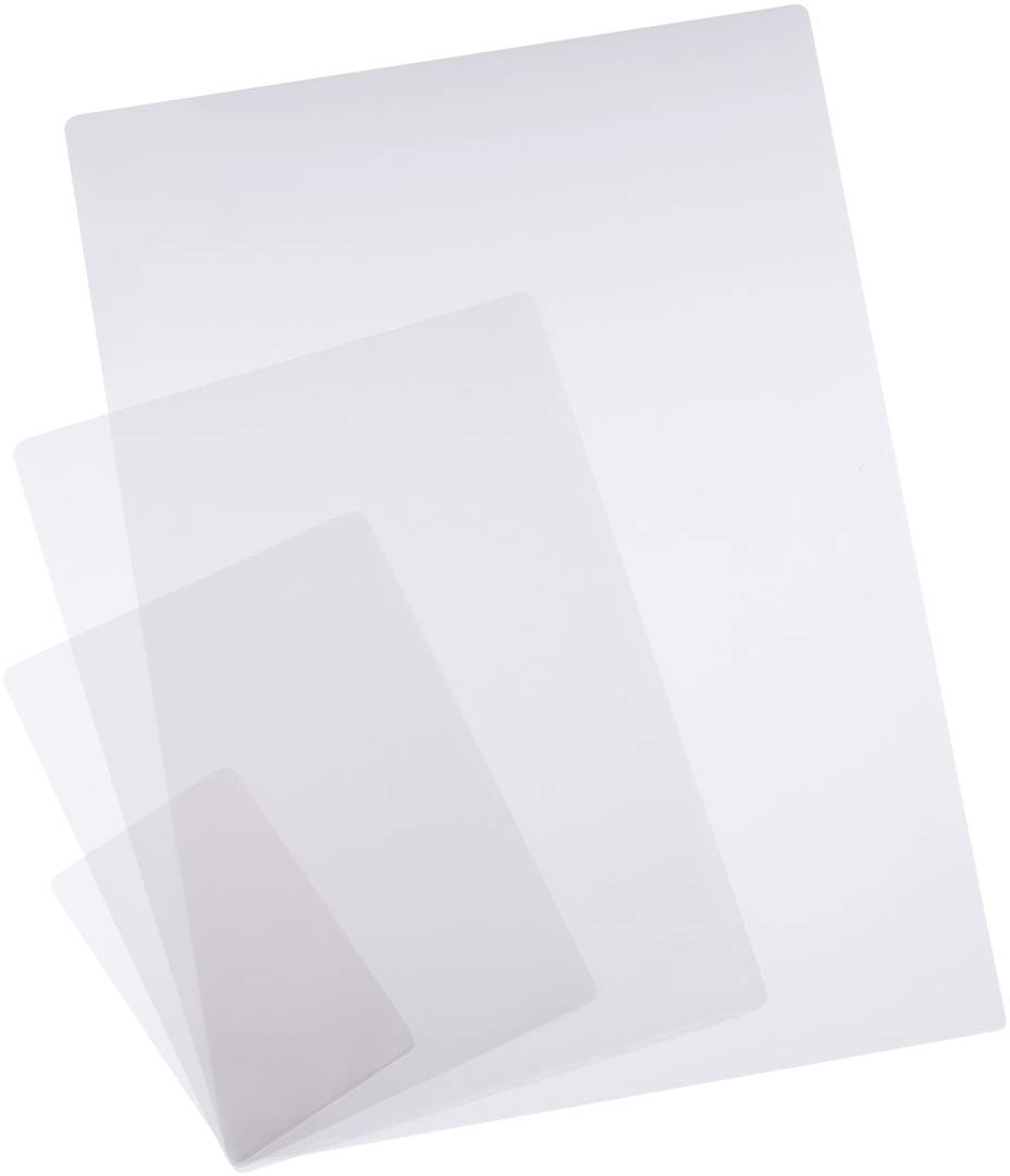 Plaques de plastique transparentes de différentes tailles, partiellement superposées, sur fond blanc.