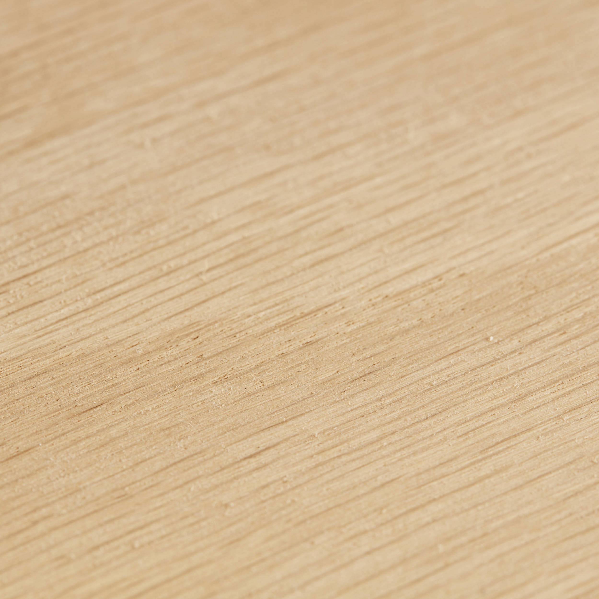 Surface en bois avec veinage visible et légère texture.