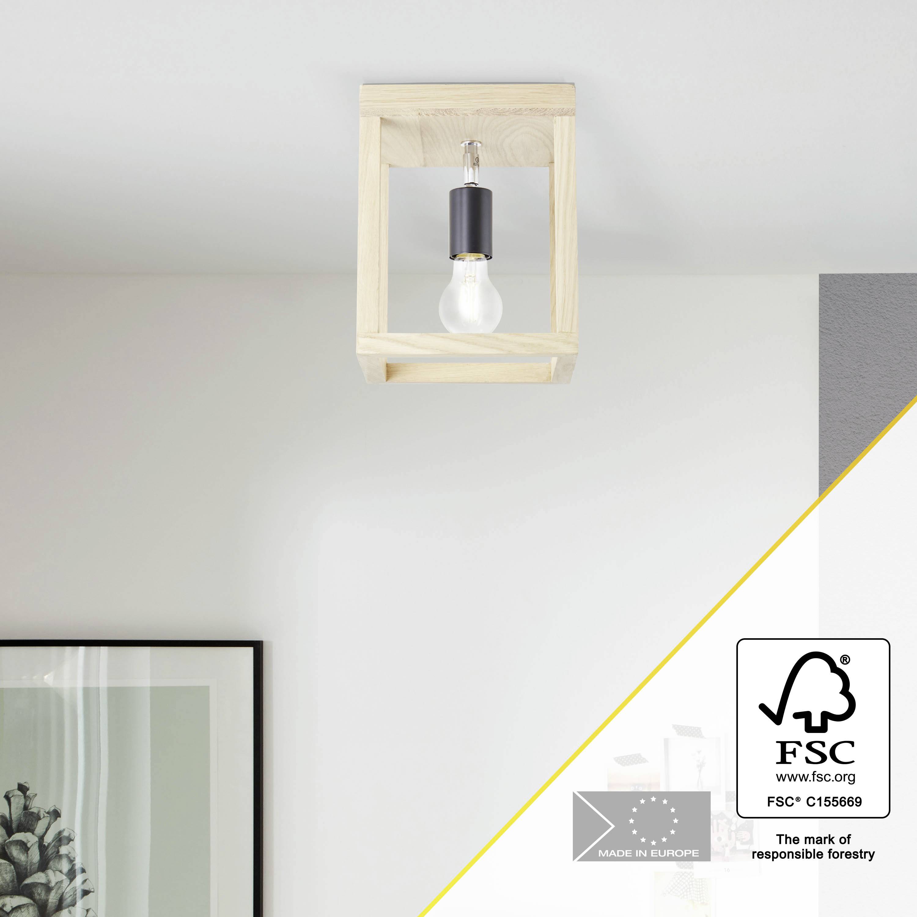 Lampe en bois au plafond, forme carrée avec ampoule apparente. Logo FSC en bas à droite, mention « Fabriqué en Europe ».