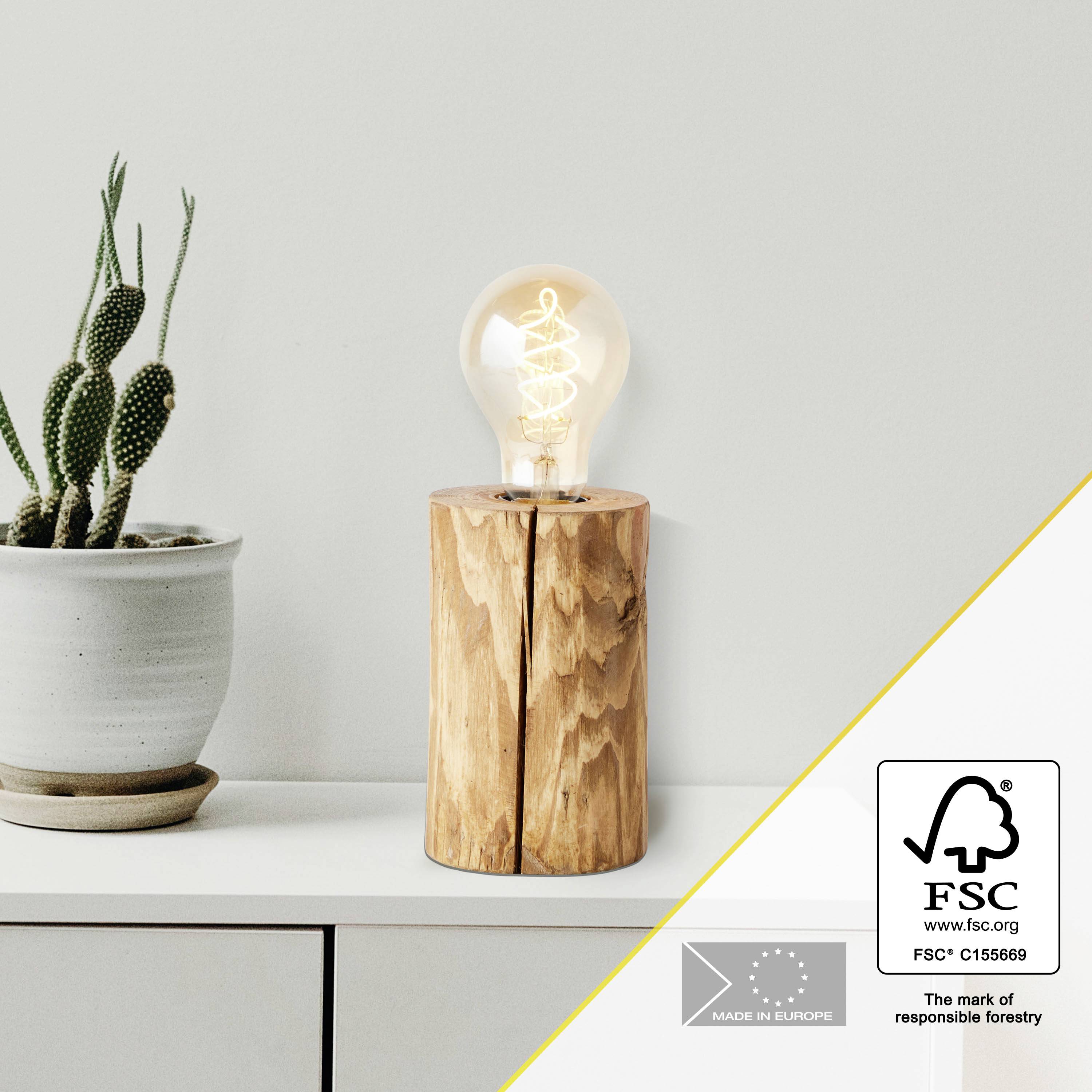 Lampe en bois avec ampoule allumée posée à côté d'un cactus dans un pot. Les labels FSC et Made in Europe sont situés en bas à droite.
