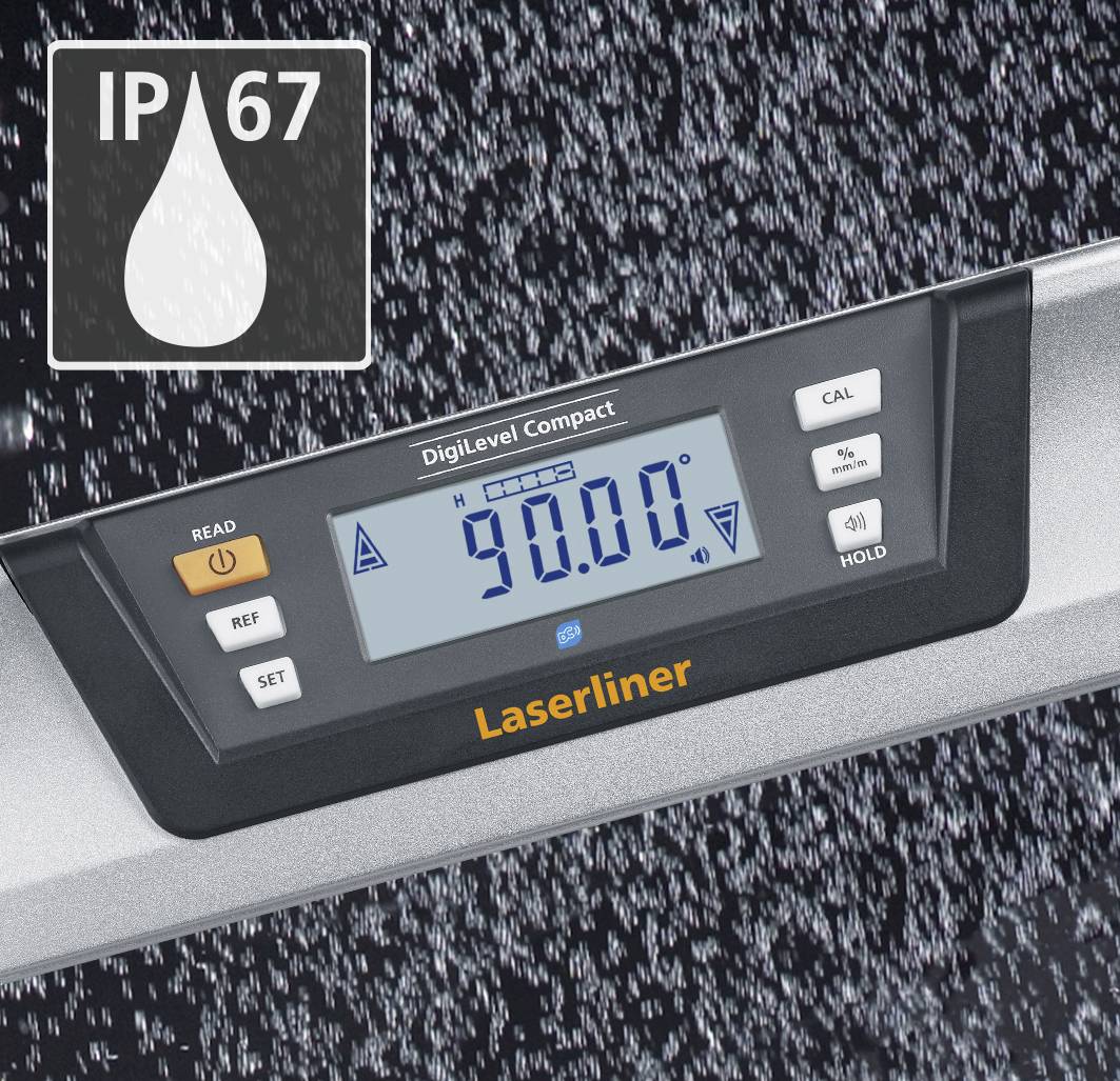 Appareil de mesure d'inclinaison numérique sous la pluie, affichage indiquant '90,00°', classe de protection IP67, ce qui indique une étanchéité à l'eau.