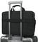 Un sac pour ordinateur portable noir est fixé sur un trolley. Les poignées télescopiques de la valise maintiennent fermement le sac à sa place.