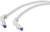 Deux câbles Ethernet blancs avec des connecteurs bleus sont disposés côte à côte. Ils sont courbés et possèdent des fiches de connexion blindées.