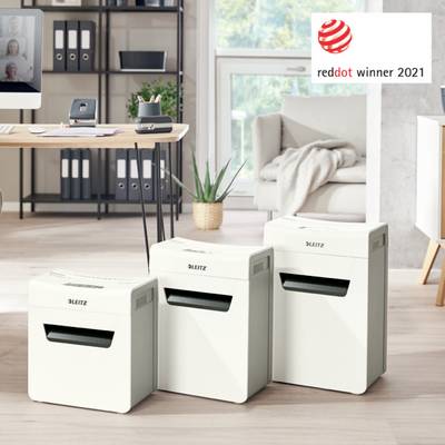 Trois destructeurs de documents blancs dans un bureau moderne, primés 'red dot winner 2021'. À l'arrière-plan, un bureau et des étagères.