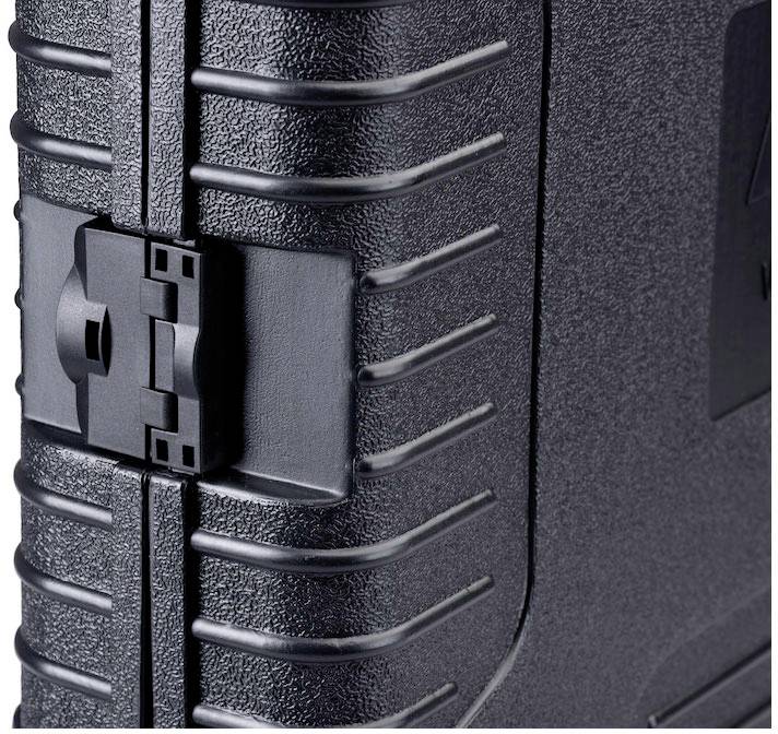 Valise à coque rigide en gros plan, mettant l'accent sur le mécanisme de fermeture, révélant la construction robuste et la texture de surface.