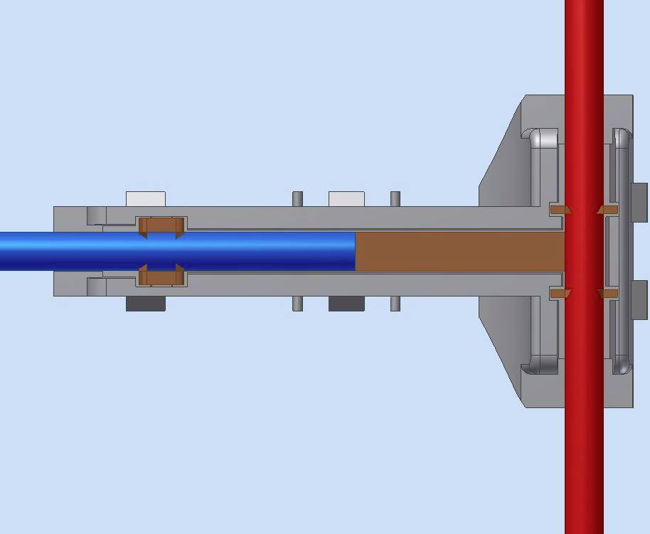 Coupe transversale d'une connexion mécanique : Un boulon bleu est fixé dans une douille grise, maintenue par un tube rouge.
