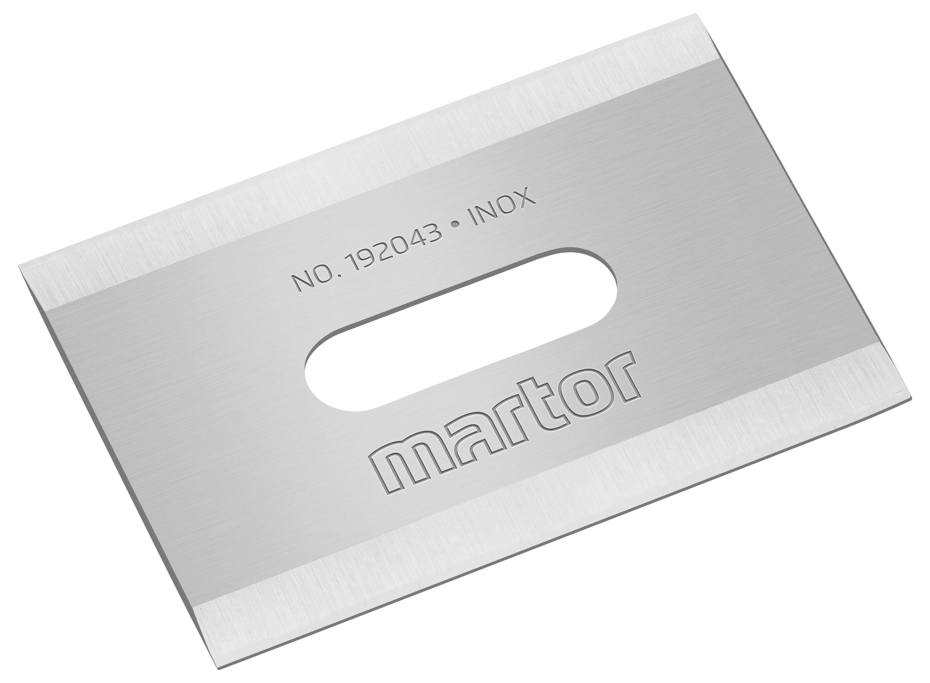Une lame de rasoir rectangulaire en argent portant l'inscription 'martor', 'NO. 192043' et 'INOX'.