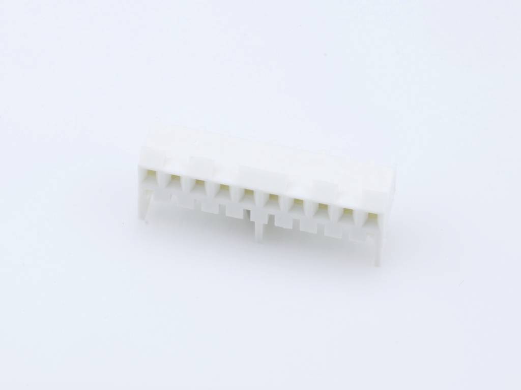 Connecteur en plastique avec plusieurs emplacements sur fond blanc. Adapté pour les connexions électriques.