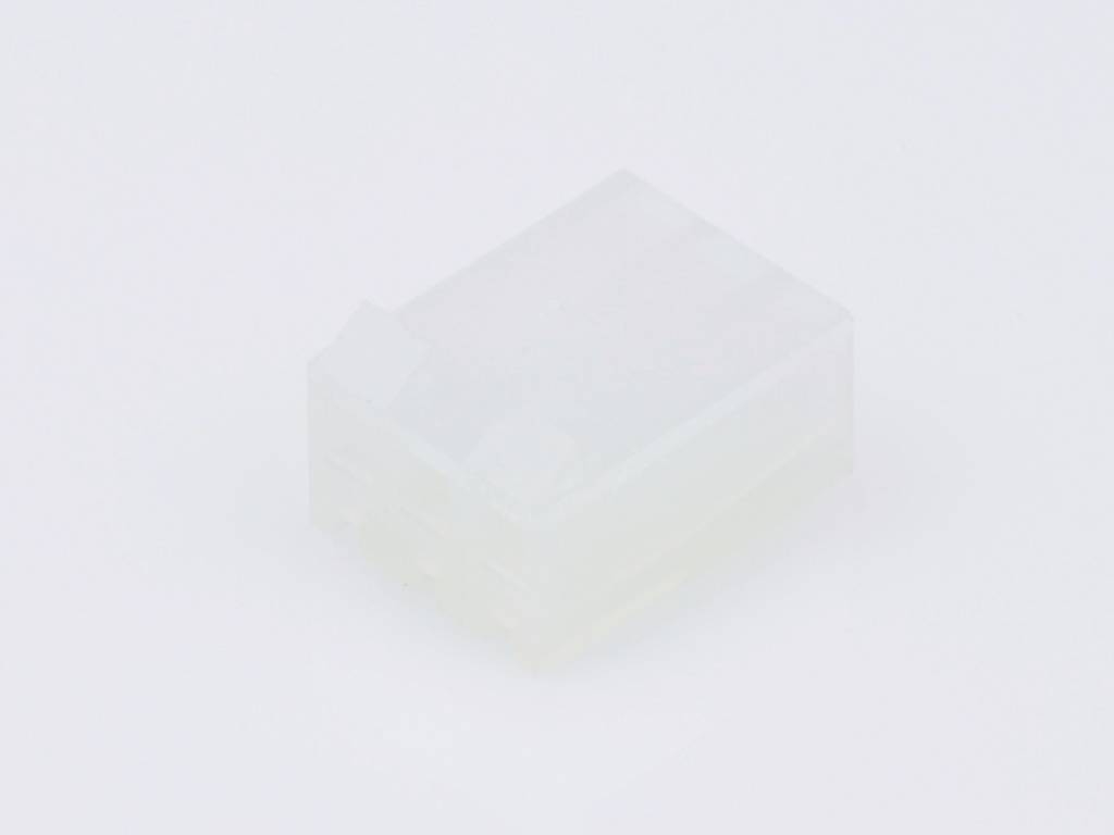Un petit conteneur en plastique transparent et rectangulaire sur un fond blanc. L'objet a un aspect légèrement laiteux et sobre.