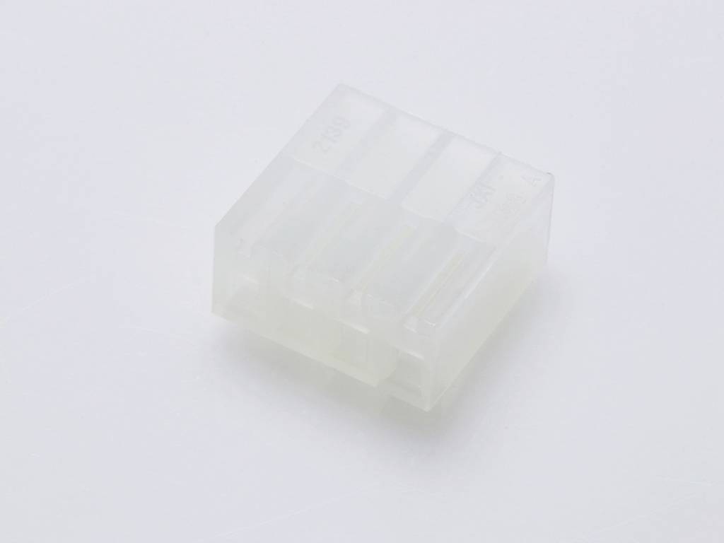 Connecteur en plastique transparent à quatre broches, adapté pour les connexions électroniques. L'arrière-plan est uni et clair.