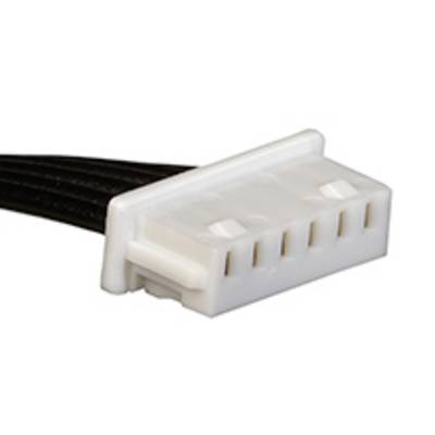 Gros plan sur un connecteur blanc à six broches avec des câbles noirs, utilisé pour le transfert de courant ou de données dans des appareils électroniques.