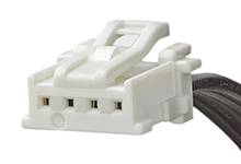 Un connecteur électrique blanc à quatre broches, raccordé à un câble noir.