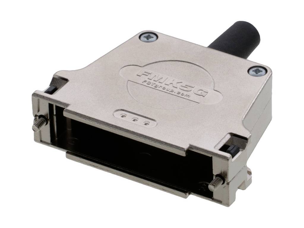 Un connecteur métallique rectangulaire avec un câble noir attaché. Contient quatre entrées visibles sur la face avant.