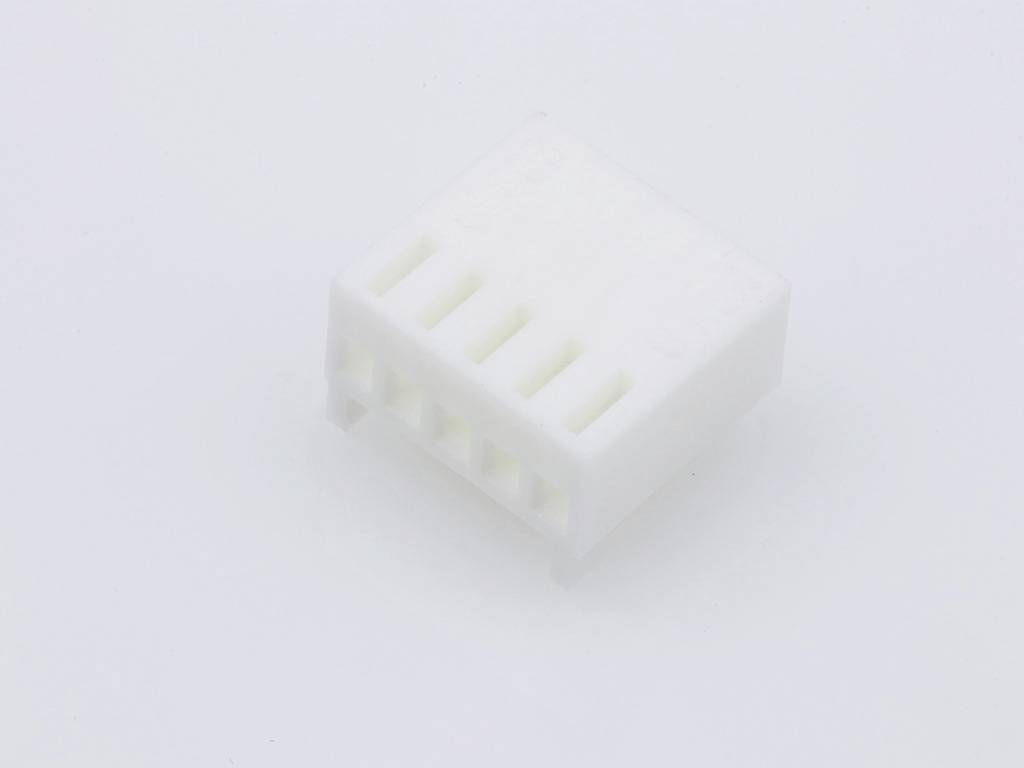 Un connecteur blanc en plastique à six broches, adapté aux connexions électriques dans les appareils électroniques.