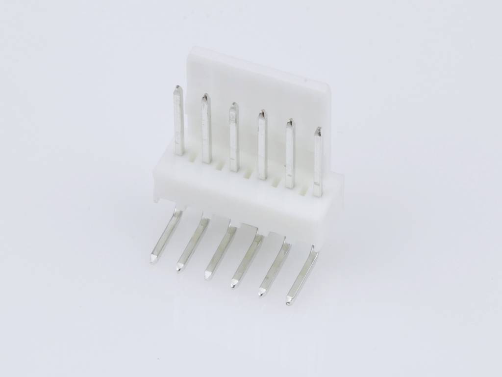 Connecteur électrique blanc à six pôles avec broches métalliques pour montage sur circuit imprimé. Principalement utilisé pour les appareils électroniques.