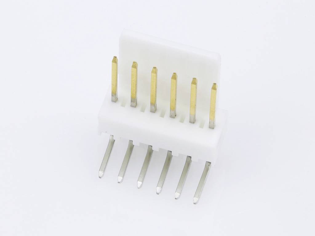 Un connecteur blanc à huit broches dorées, adapté aux connexions électroniques, sur un fond blanc.