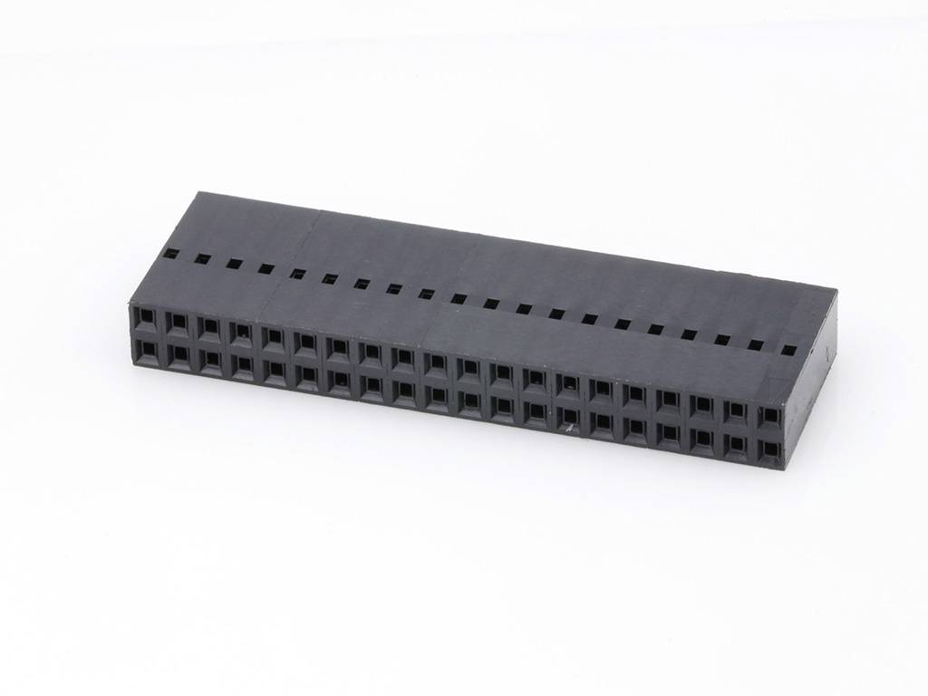 Un connecteur plat noir de 40 broches dans un boîtier en plastique est posé sur une surface blanche.