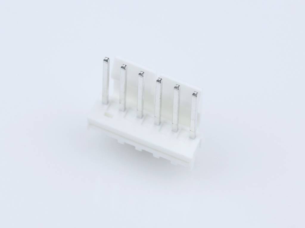 Un connecteur en plastique blanc avec six broches métalliques sur fond blanc. Adapté pour les connexions électroniques.