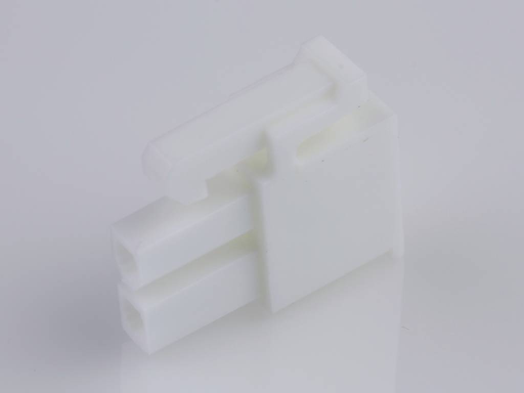 Un connecteur rectangulaire blanc en plastique avec deux prises sur un fond gris.