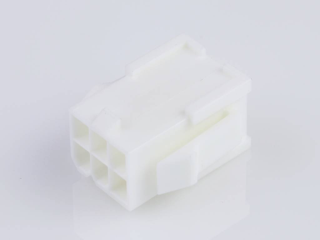Connecteur en plastique blanc avec six ouvertures carrées, posé sur une surface lisse et antireflet.
