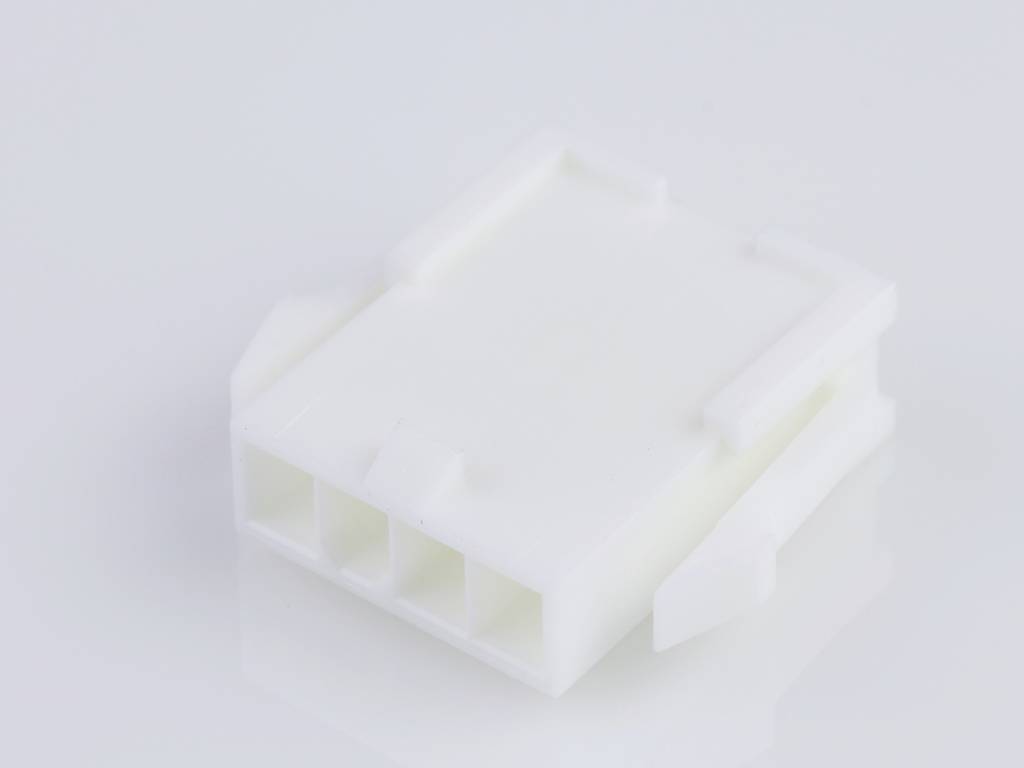 Connecteur en plastique blanc rectangulaire avec quatre bornes sur un fond clair. Principalement utilisé pour les connexions électriques.
