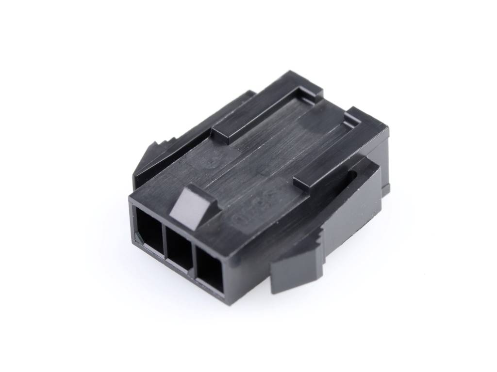 Un connecteur noir rectangulaire en plastique avec trois ouvertures carrées, typique des connexions électroniques.