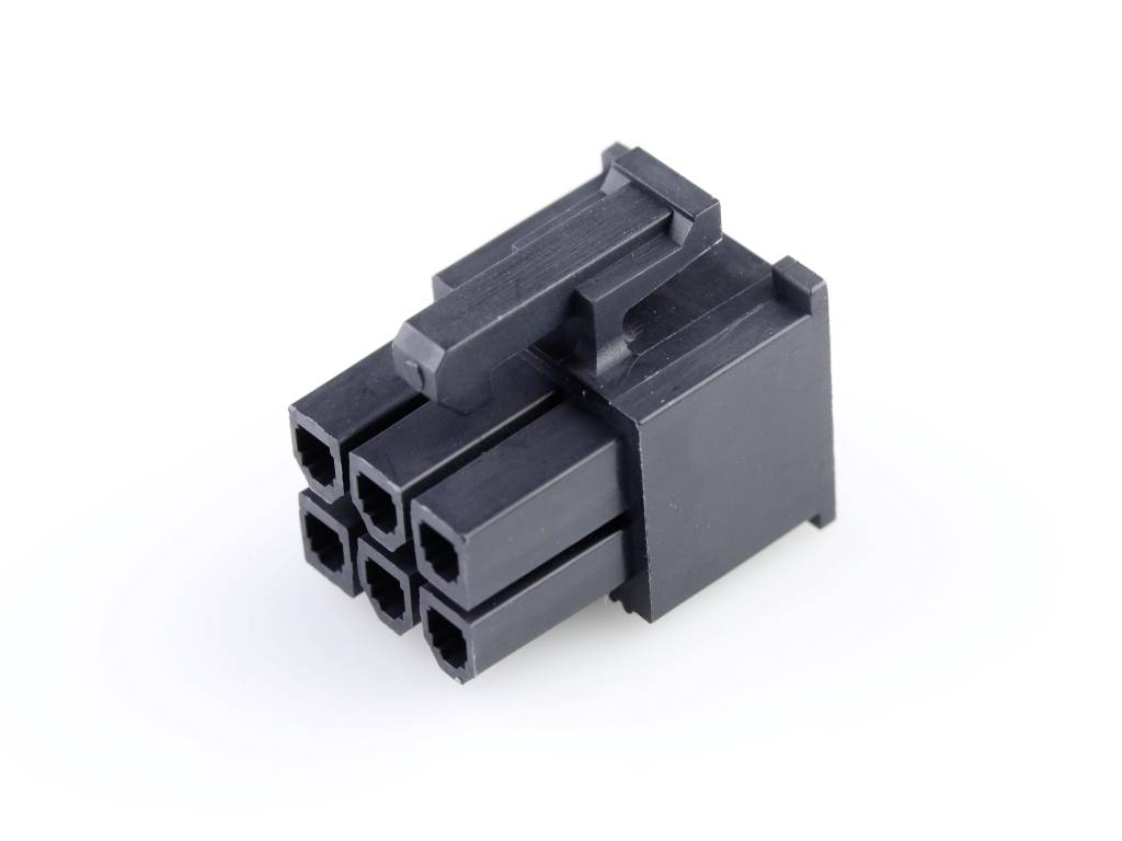 Un connecteur d'alimentation GPU noir à 8 broches sur un fond blanc. Dispose de quatre broches parallèles supérieures et inférieures.