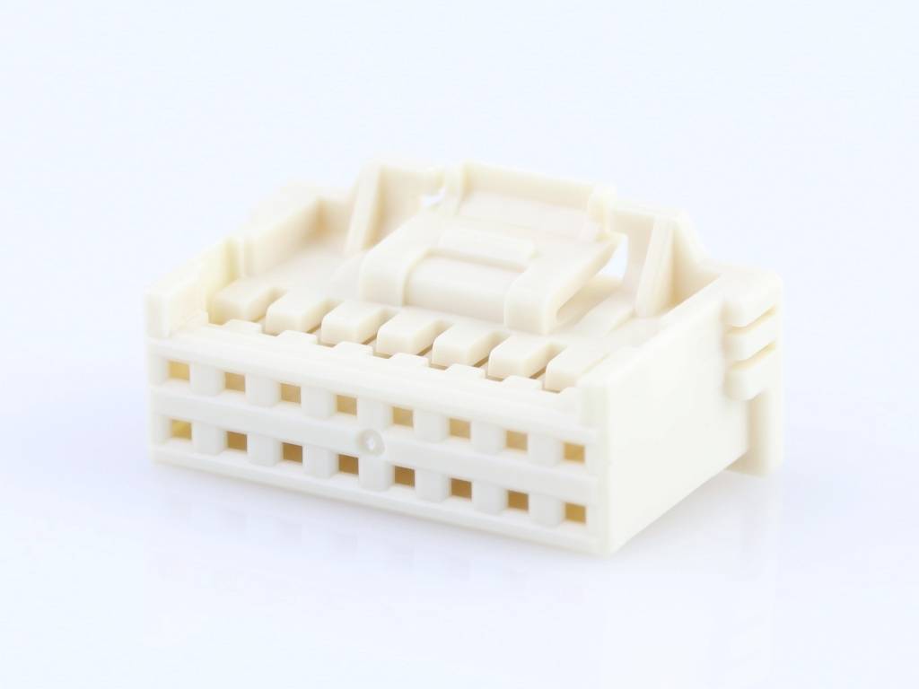 Un bouchon en plastique couleur crème avec plusieurs ouvertures de connexion, en gros plan sur un fond clair.