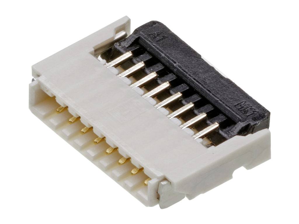 Un connecteur rectangulaire blanc avec plusieurs broches dorées. Il est utilisé pour des connexions électroniques.
