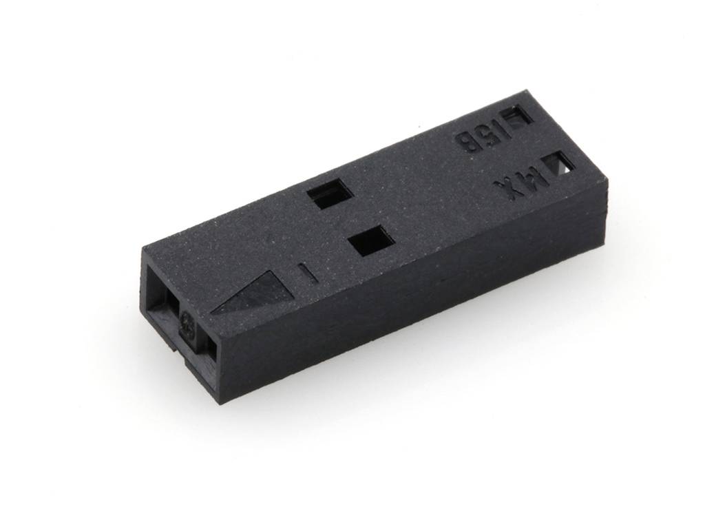 Connecteur noir en plastique avec deux ouvertures carrées et de petites inscriptions, utilisé pour connecter électriquement des composants.