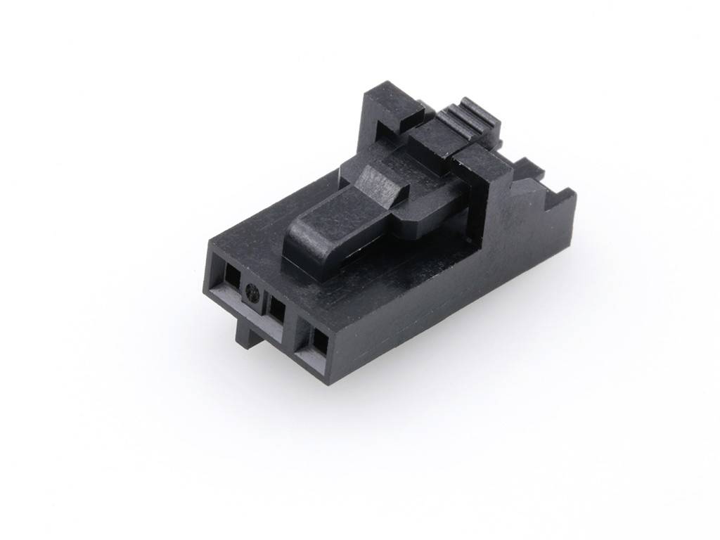 Un connecteur noir en plastique avec un mécanisme de verrouillage, isolé sur un fond blanc.