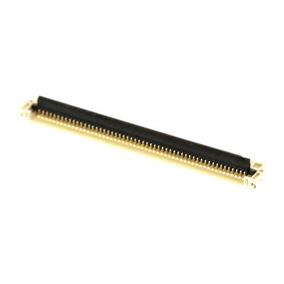 'Connecteur plat avec de nombreux contacts dorés sur fond blanc, utilisé pour les connexions électroniques.'