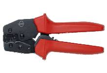 Une pince à sertir rouge avec une pince métallique noire, utilisée pour connecter des câbles. Adaptée aux artisans et aux bricoleurs.
