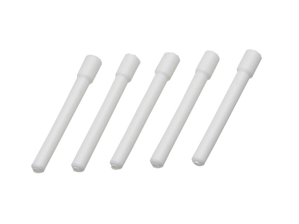 Cinq tubes blancs disposés uniformément en ligne sur un fond blanc.