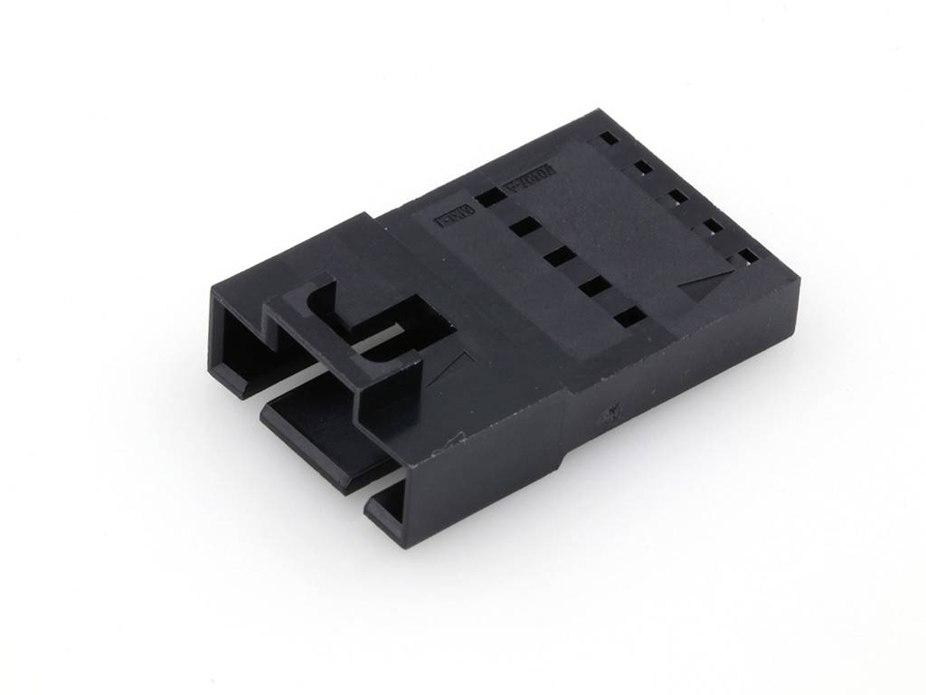 Connecteur en plastique noir à contacts multiples, utilisé pour les connexions électriques dans les appareils électroniques.