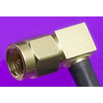 Un connecteur coaxial doré à angle droit est monté sur un câble noir, devant un fond lilas.