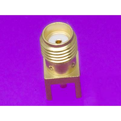 Un connecteur métallique unique sur un fond lilas. Le connecteur a une finition dorée et deux broches de connexion.