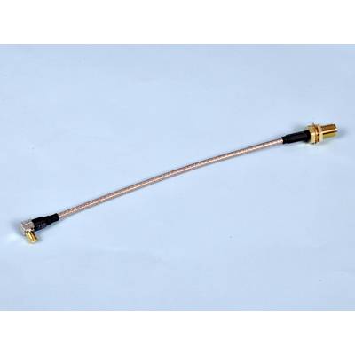 Un câble coaxial marron flexible avec des connecteurs SMA aux deux extrémités, sur un fond clair.