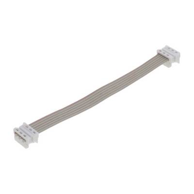 Un câble plat gris avec des connecteurs blancs aux deux extrémités, adapté pour les connexions électroniques.