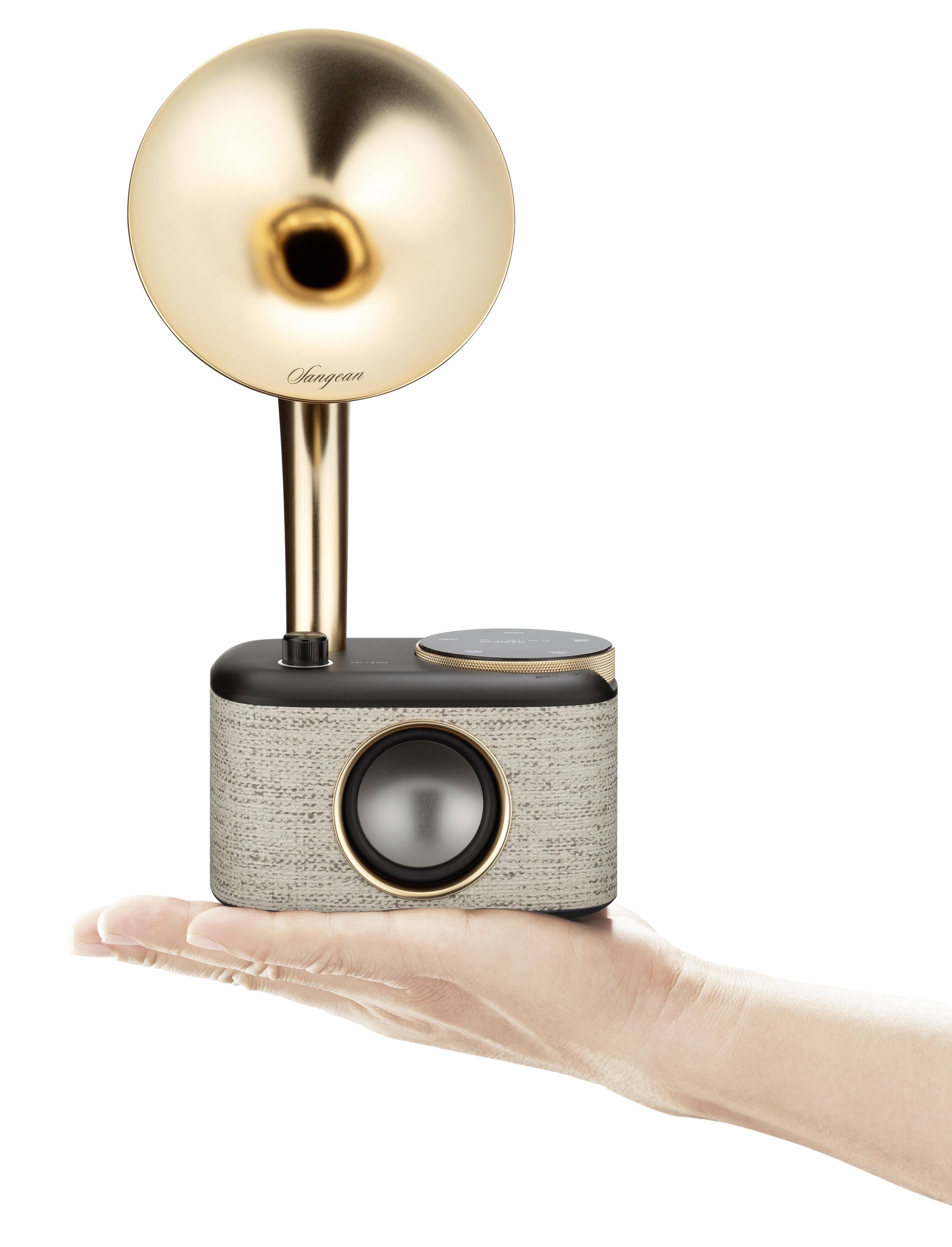 Modèle de haut-parleur inspiré du gramophone, pavillon doré, taille compacte, reposant sur une main. Design vintage, gadget moderne.