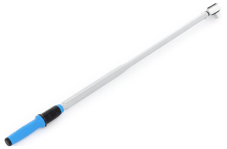 Une longue tige télescopique avec une poignée en caoutchouc bleu et une tête blanche, utilisée pour le nettoyage ou l'extension de portée, isolée sur un fond blanc.