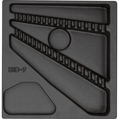 L'image représente un relief noir abstrait avec des formes géométriques et une surface striée. En bas à gauche est inscrit le numéro « E18-7 ».