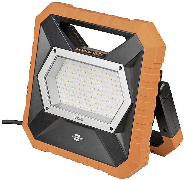 Un projecteur de travail LED orange et noir de 12 000 lumens, de forme carrée avec une poignée, adapté aux chantiers ou aux ateliers.