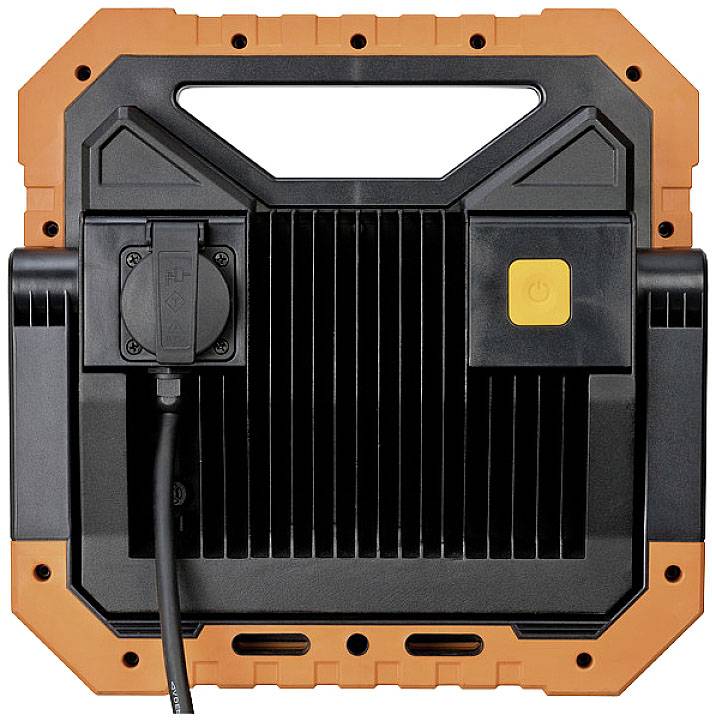 Un projecteur de chantier portable à LED avec un cadre orange et un dissipateur thermique noir. Un interrupteur secteur et un connecteur de câble sont visibles.