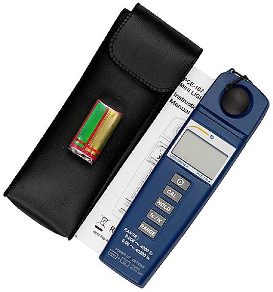 Un appareil de mesure de lumière portable avec affichage numérique, accompagné de piles, d'un manuel d'utilisation et d'un étui de protection noir.