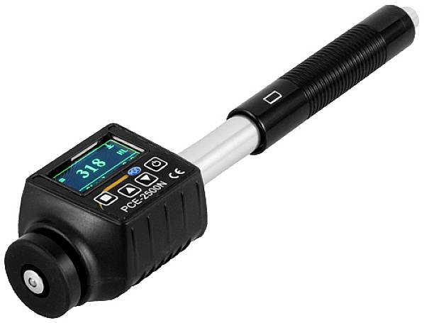 Un appareil portable de mesure de dureté Leeb avec un affichage numérique indiquant une valeur de dureté de 318. Adapté pour les matériaux métalliques.
